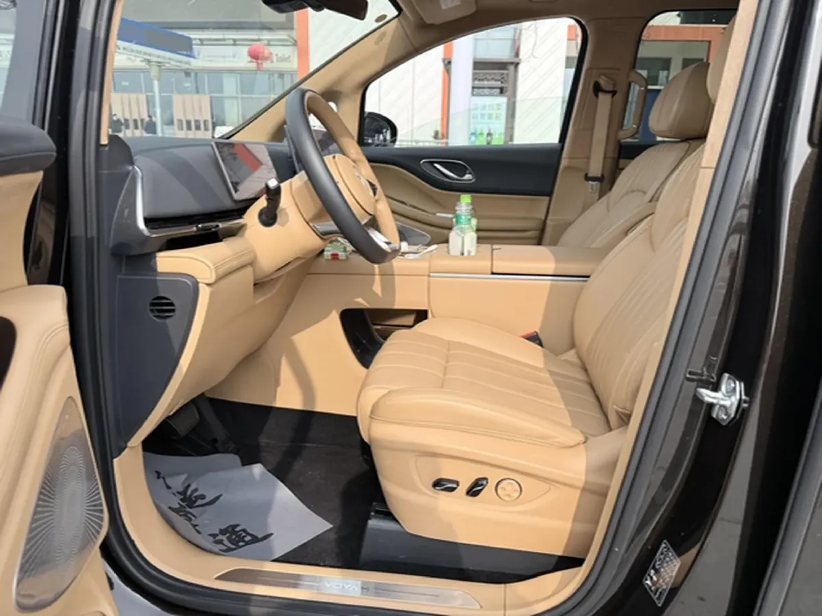 2025 Voyah Dream 1.5T 150HP L4 PHEV 41.7KWH,autocango,china used car exporter,china ev exporter,chinese used car exporter,chinese used ev exporter