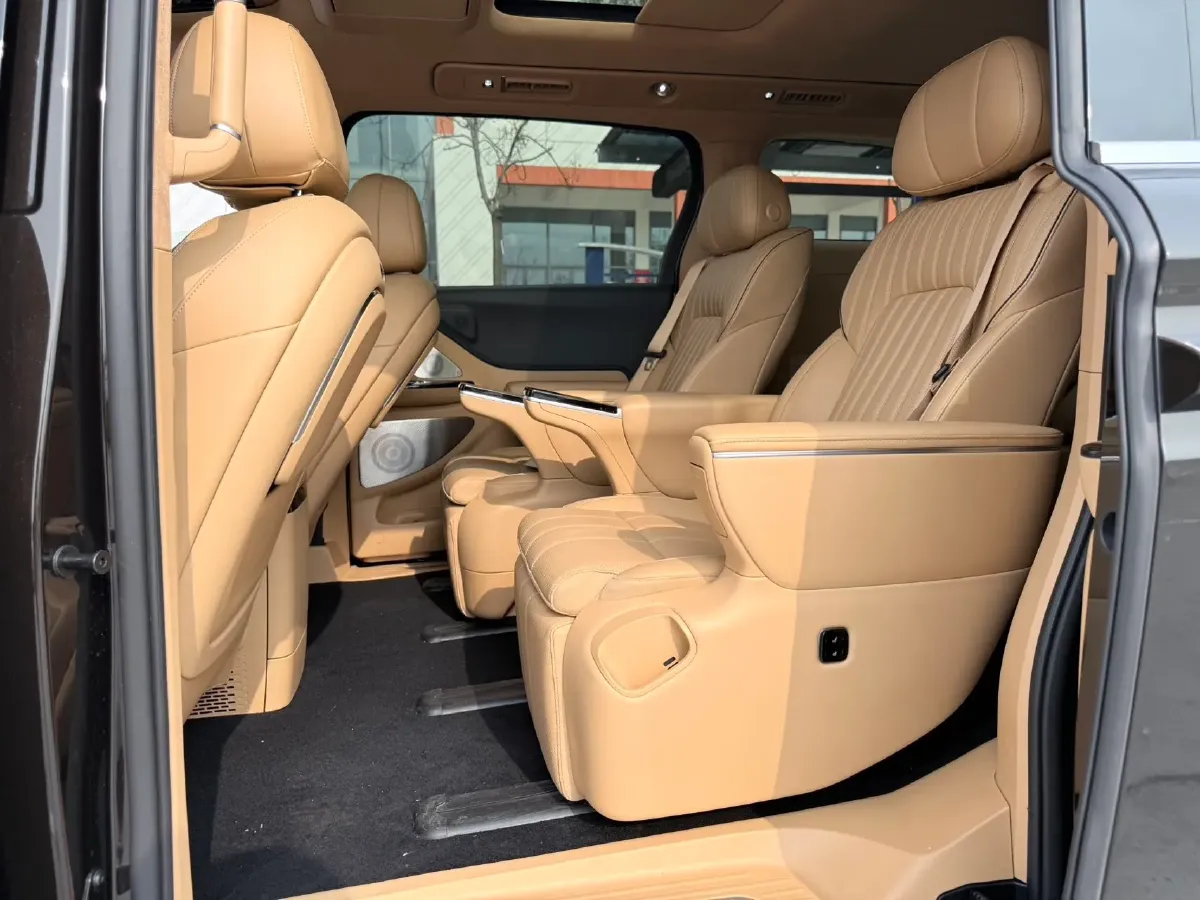 2025 Voyah Dream 1.5T 150HP L4 PHEV 41.7KWH,autocango,china used car exporter,china ev exporter,chinese used car exporter,chinese used ev exporter