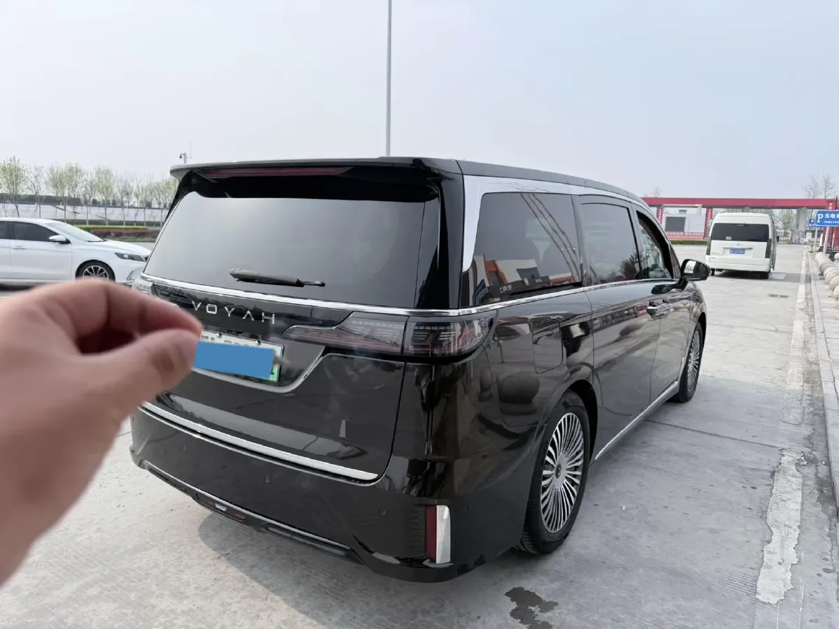 2025 Voyah Dream 1.5T 150HP L4 PHEV 41.7KWH,autocango,china used car exporter,china ev exporter,chinese used car exporter,chinese used ev exporter