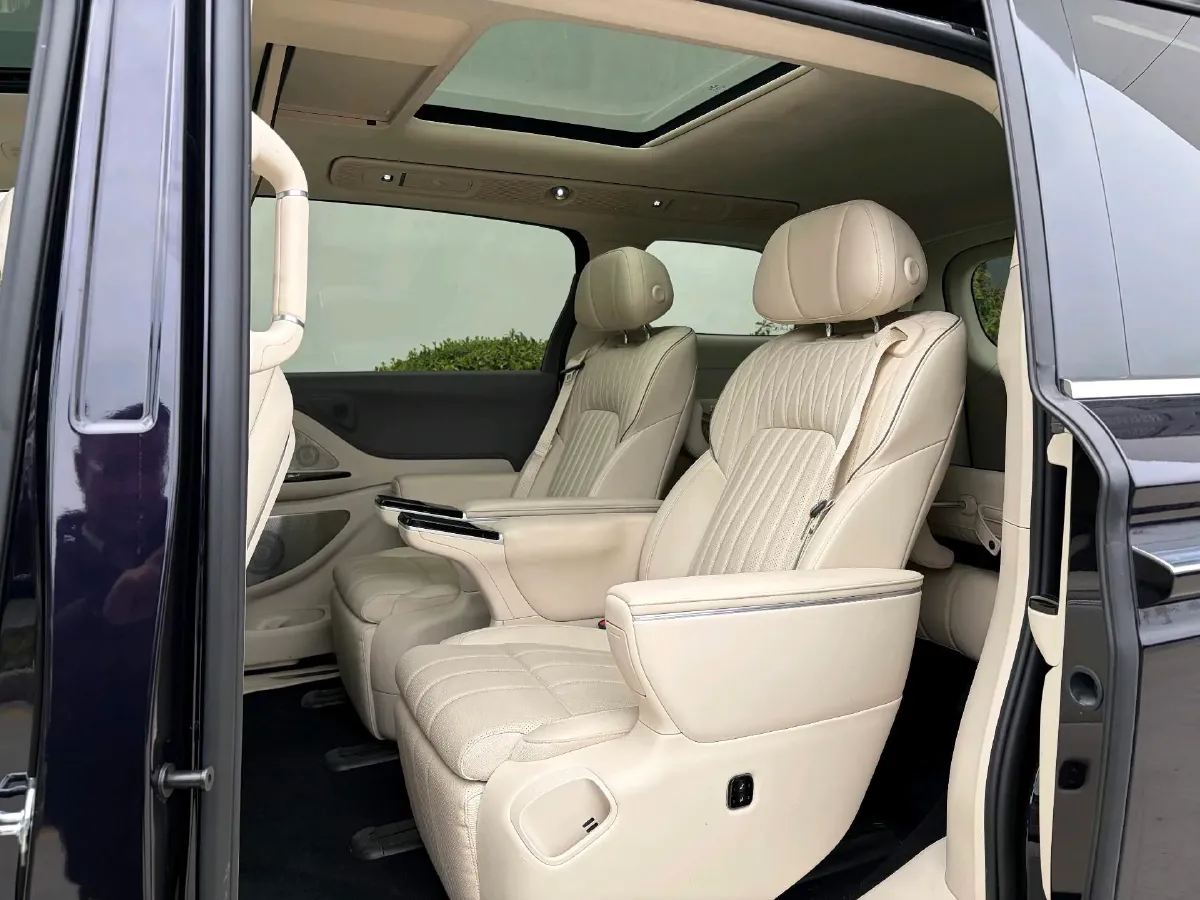 2025 Voyah Dream 1.5T 150HP L4 PHEV 41.7KWH,autocango,china used car exporter,china ev exporter,chinese used car exporter,chinese used ev exporter