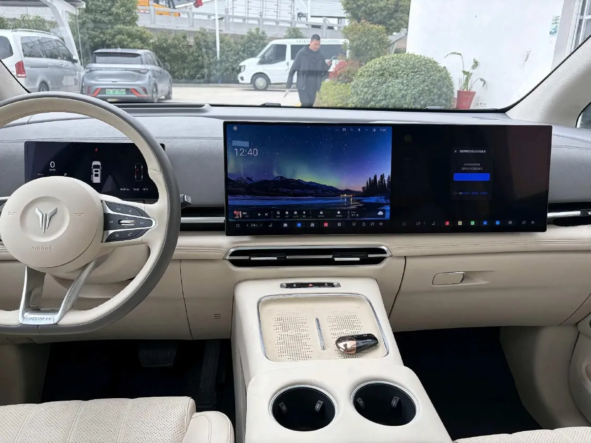 2025 Voyah Dream 1.5T 150HP L4 PHEV 41.7KWH,autocango,china used car exporter,china ev exporter,chinese used car exporter,chinese used ev exporter