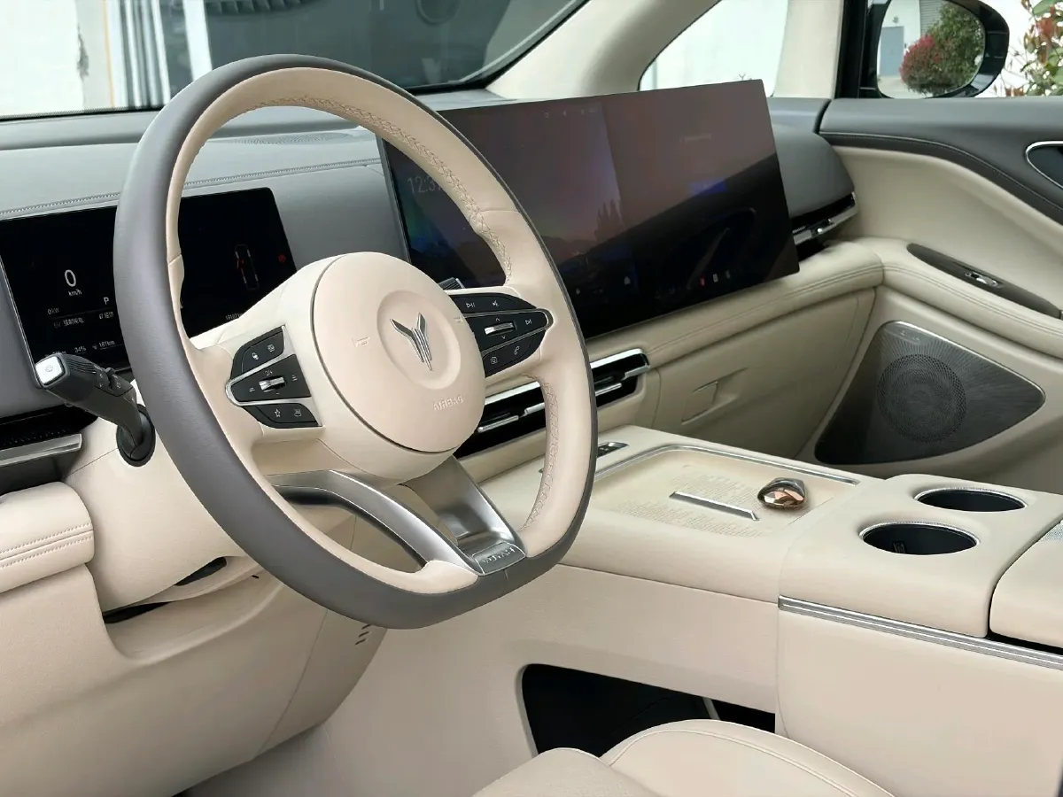 2025 Voyah Dream 1.5T 150HP L4 PHEV 41.7KWH,autocango,china used car exporter,china ev exporter,chinese used car exporter,chinese used ev exporter