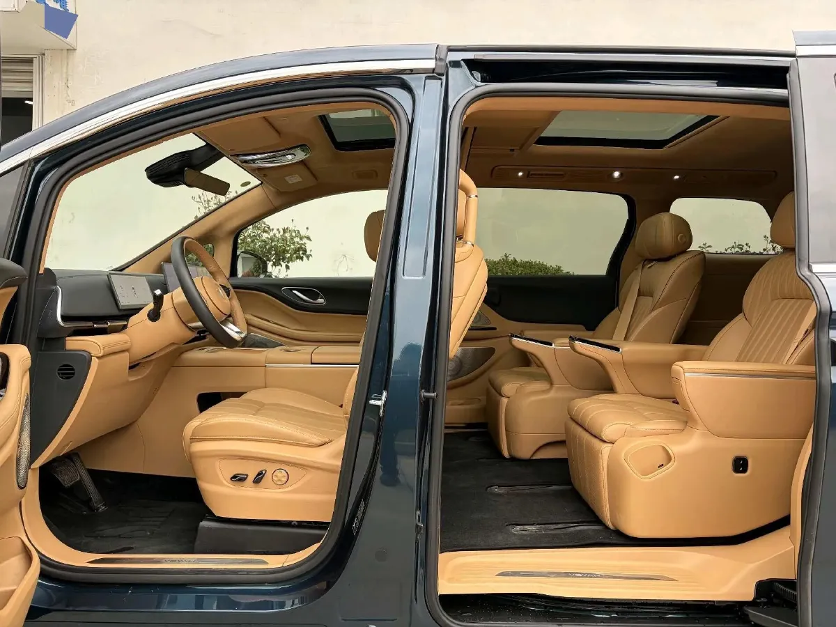 2025 Voyah Dream 1.5T 150HP L4 PHEV 41.7KWH,autocango,china used car exporter,china ev exporter,chinese used car exporter,chinese used ev exporter