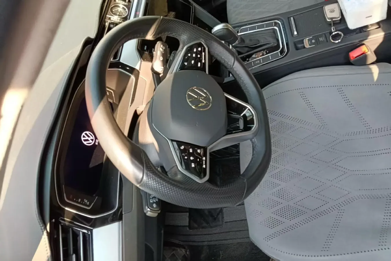 2023 Volkswagen Magotan 2.0T 186HP L4 7DCT,autocango,china used car exporter,china ev exporter,chinese used car exporter,chinese used ev exporter