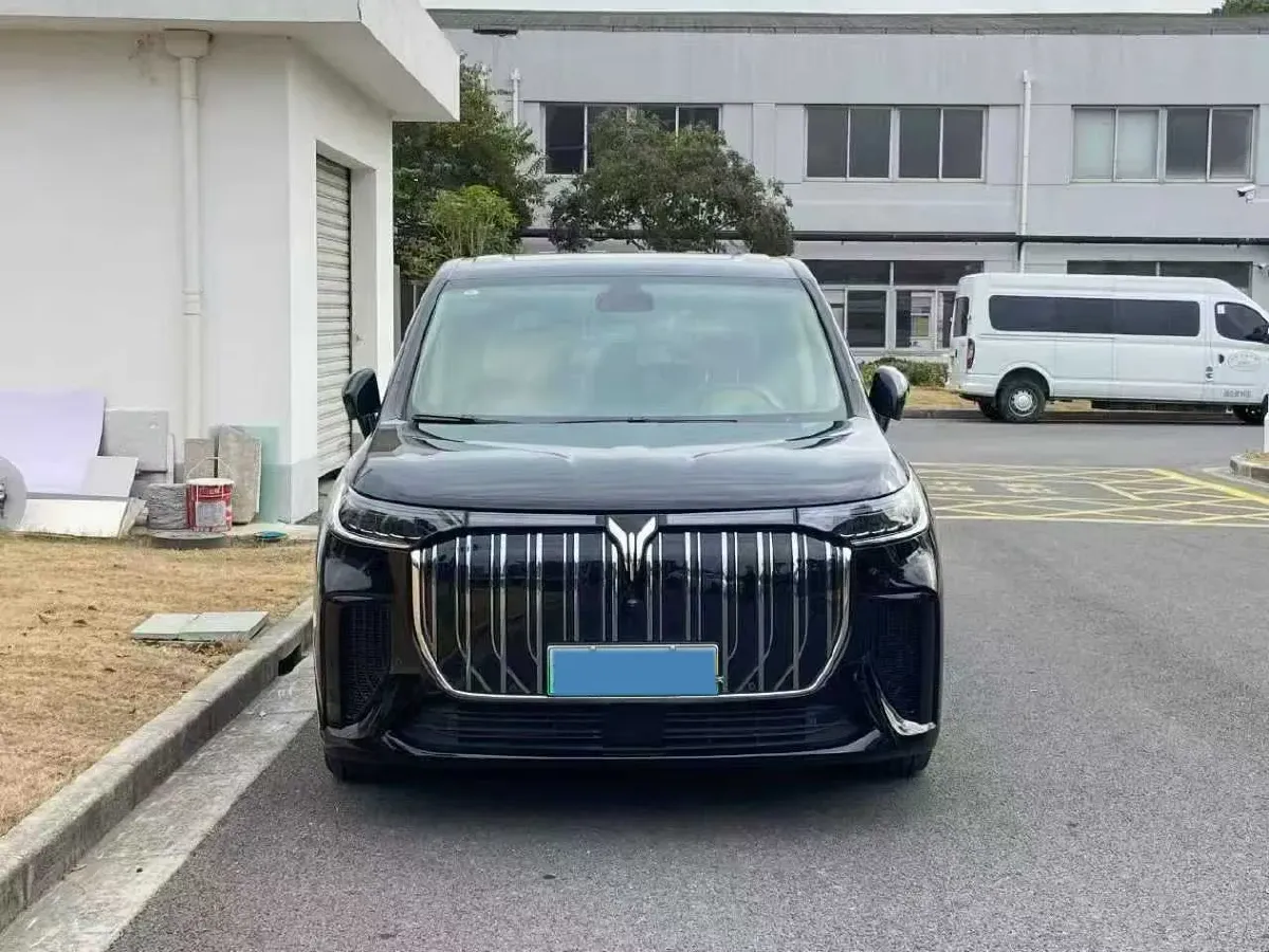 2025 Voyah Dream 1.5T 150HP L4 PHEV 41.7KWH,autocango,china used car exporter,china ev exporter,chinese used car exporter,chinese used ev exporter