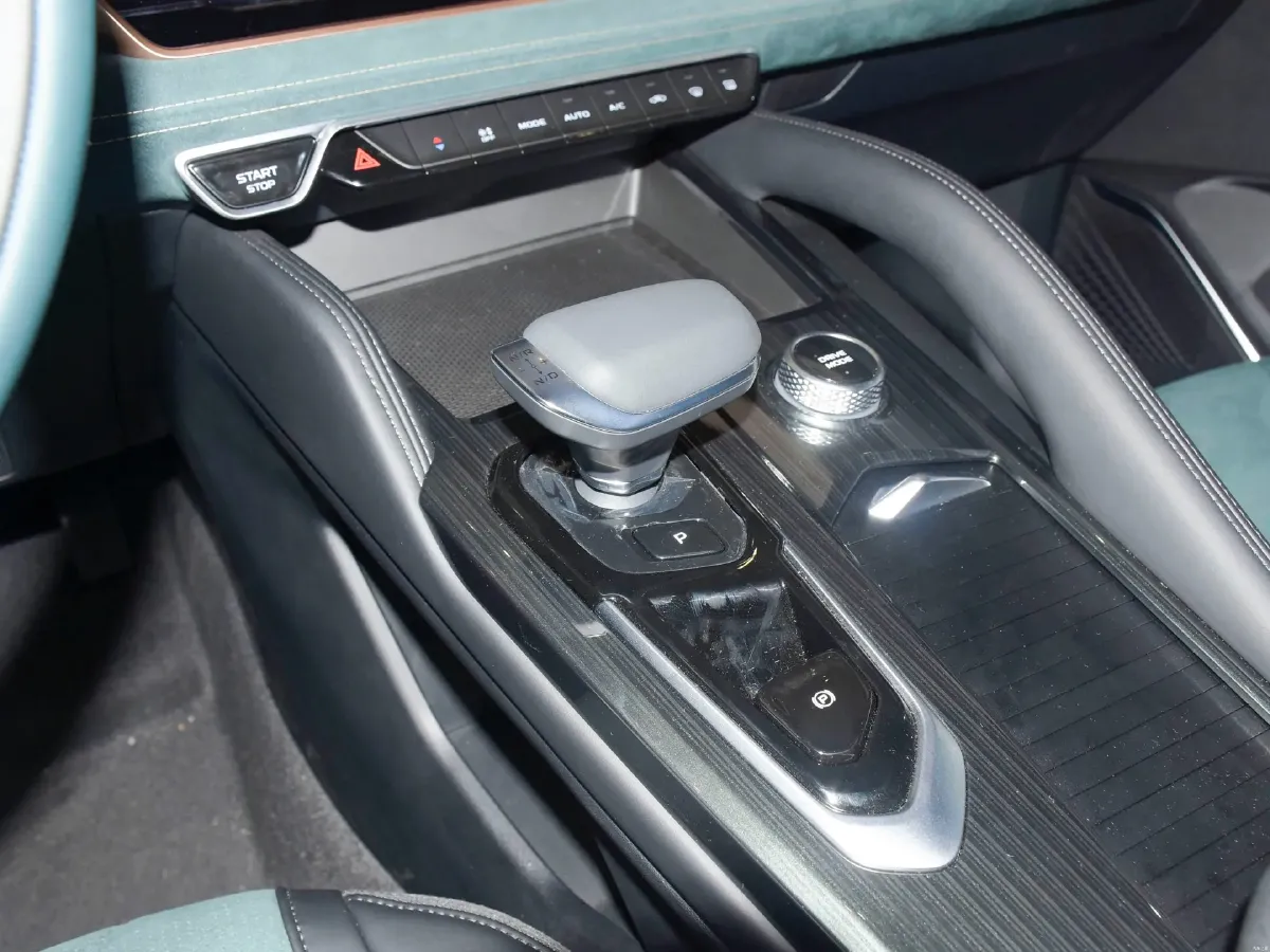 2021 Geely Monjaro 2.0T 218HP L4 7DCT,autocango,china used car exporter,china ev exporter,chinese used car exporter,chinese used ev exporter