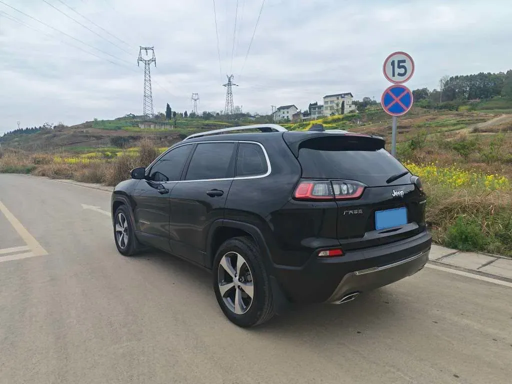 2020 Jeep Cherokee 2.0T 234HP L4 9AT,autocango,china used car exporter,china ev exporter,chinese used car exporter,chinese used ev exporter