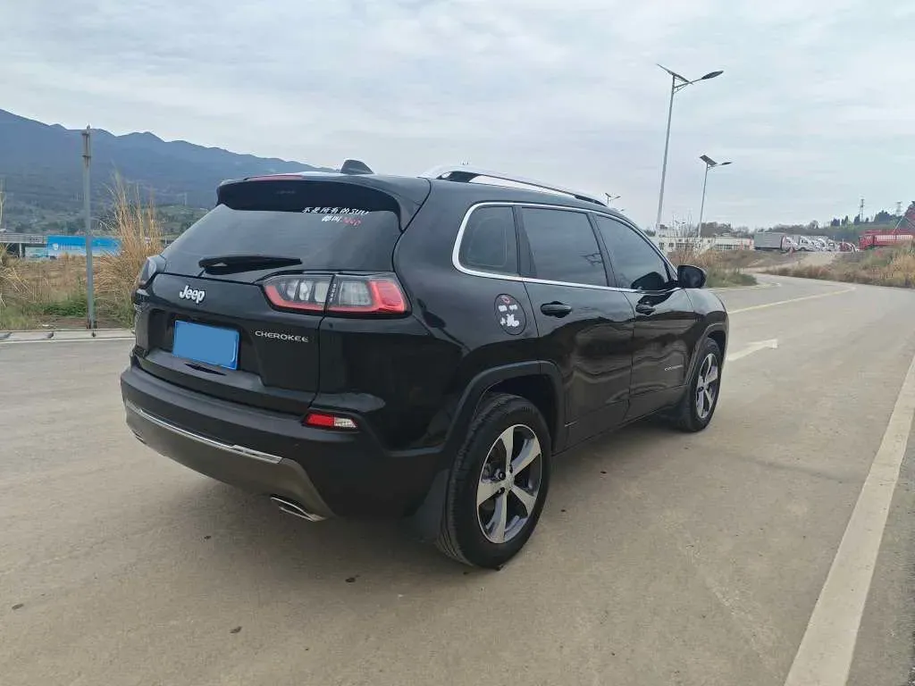 2020 Jeep Cherokee 2.0T 234HP L4 9AT,autocango,china used car exporter,china ev exporter,chinese used car exporter,chinese used ev exporter