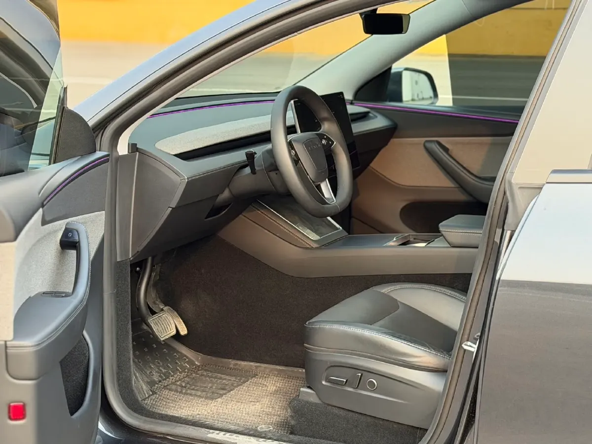 2025 Tesla Model Y BEV 62.5KWH,autocango,china used car exporter,china ev exporter,chinese used car exporter,chinese used ev exporter