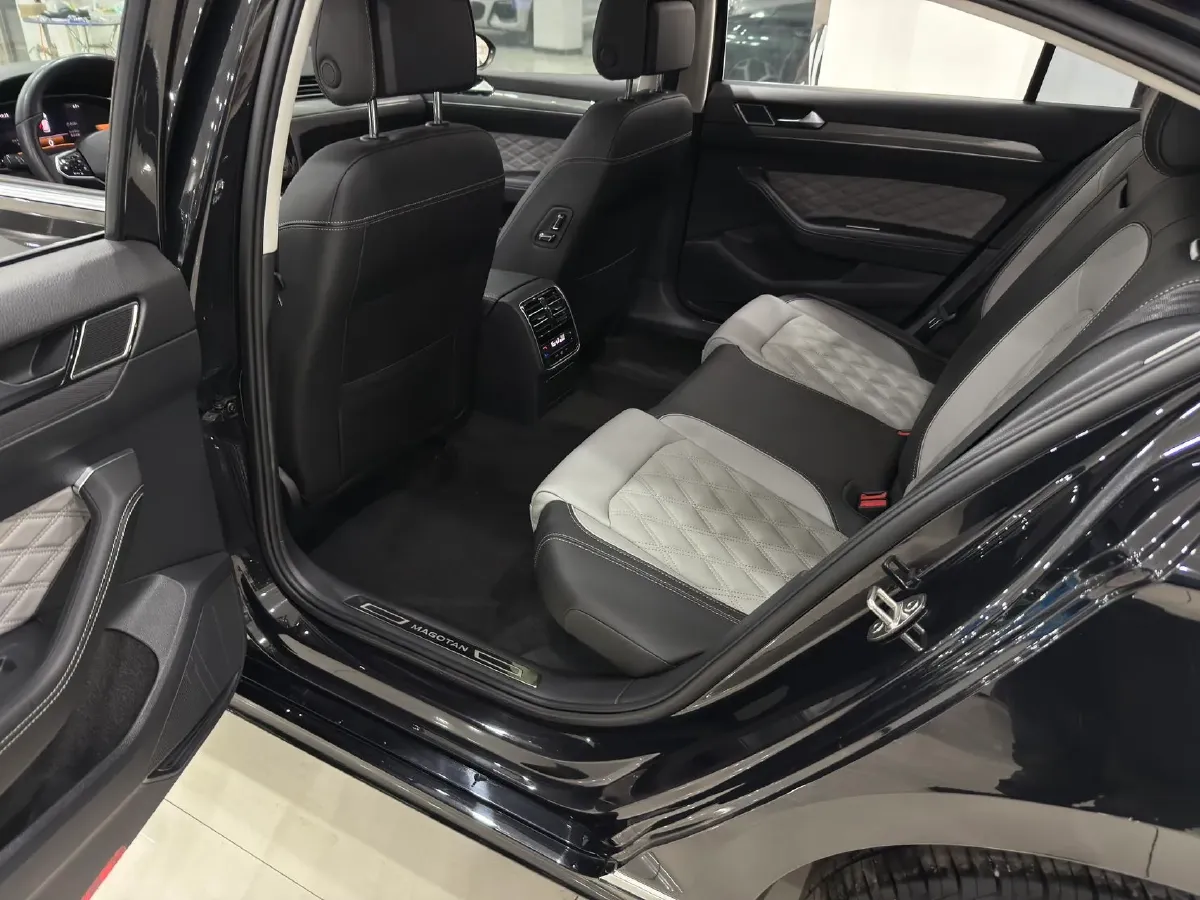 2023 Volkswagen Magotan 2.0T 186HP L4 7DCT,autocango,china used car exporter,china ev exporter,chinese used car exporter,chinese used ev exporter