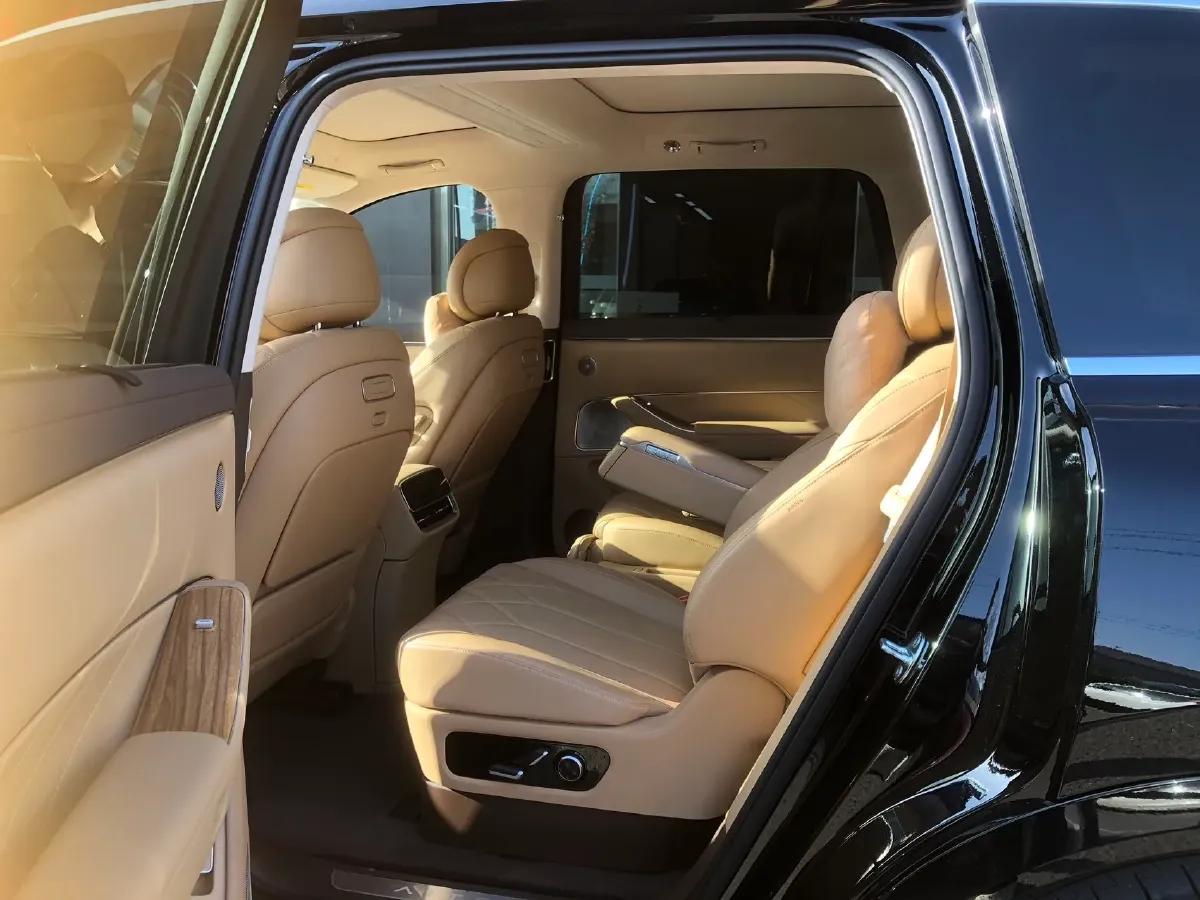 2025 AITO AITO M8 REEV 160HP REEV 53.4KWH,autocango,china used car exporter,china ev exporter,chinese used car exporter,chinese used ev exporter