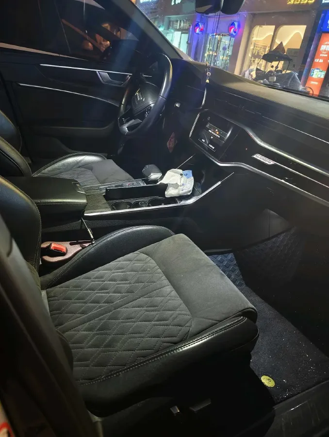 2024 Audi A6L 2.0T 245HP L4 7DCT,autocango,china used car exporter,china ev exporter,chinese used car exporter,chinese used ev exporter