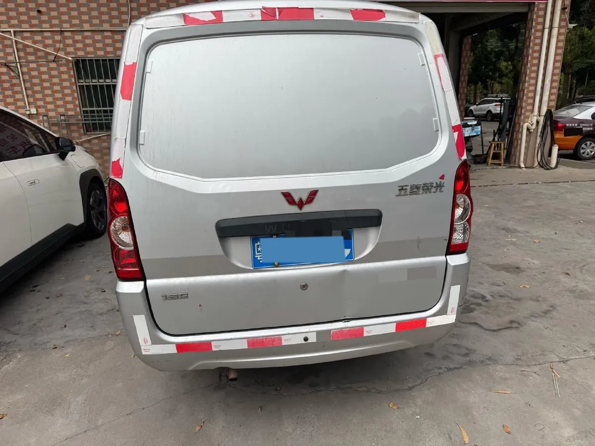 2021 WuLing RongGuang 1.5L 99HP L4 5MT,autocango,china used car exporter,china ev exporter,chinese used car exporter,chinese used ev exporter