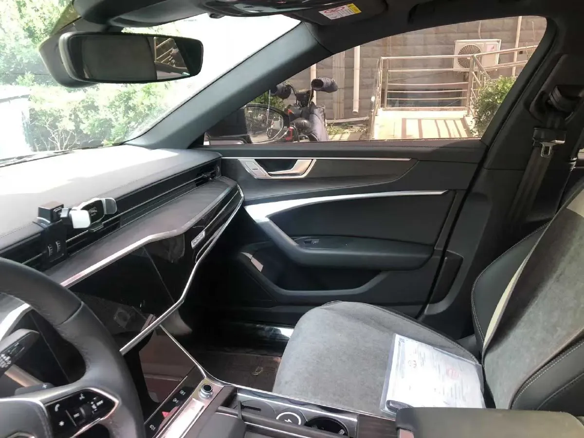 2025 Audi A6L 2.0T 245HP L4 7DCT,autocango,china used car exporter,china ev exporter,chinese used car exporter,chinese used ev exporter