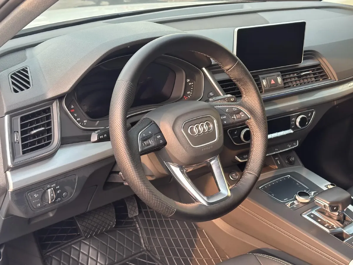 2020 Audi Q5L 2.0T 190HP L4 7DCT,autocango,china used car exporter,china ev exporter,chinese used car exporter,chinese used ev exporter