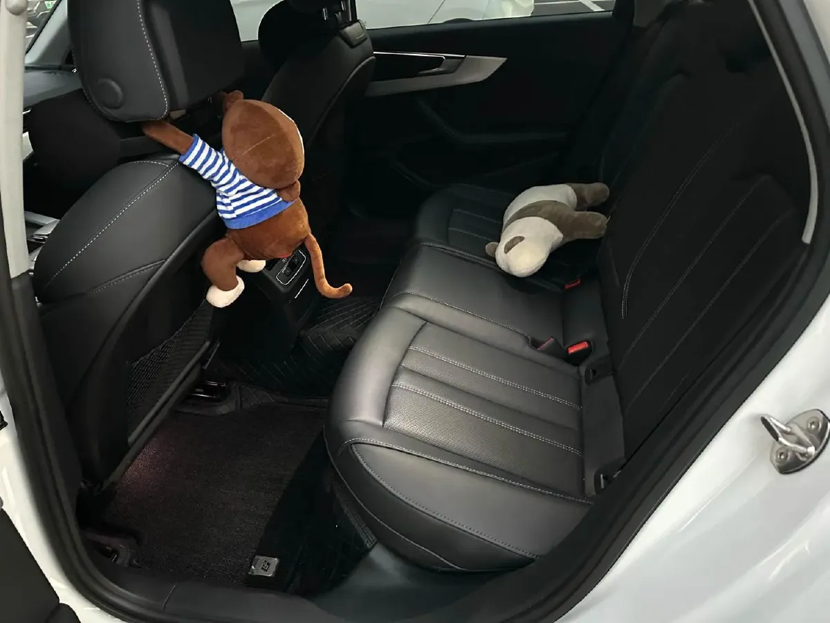 2022 Audi A4L 2.0T 190HP L4 7DCT,autocango,china used car exporter,china ev exporter,chinese used car exporter,chinese used ev exporter