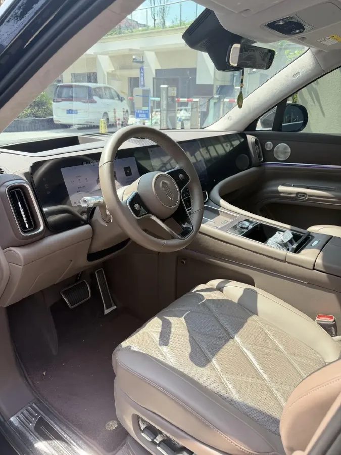 2025 AITO AITO M9 REEV 160HP REEV 52KWH,autocango,china used car exporter,china ev exporter,chinese used car exporter,chinese used ev exporter