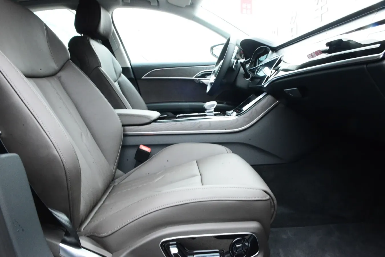 2023 Audi A8 2.0T 265HP L4 8AT,autocango,china used car exporter,china ev exporter,chinese used car exporter,chinese used ev exporter