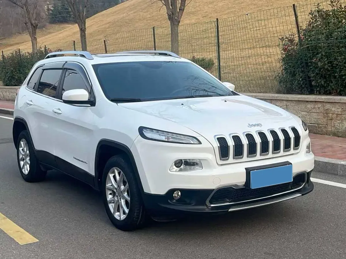 2017 Jeep Cherokee 2.4L 175HP L4 9AT,autocango,china used car exporter,china ev exporter,chinese used car exporter,chinese used ev exporter