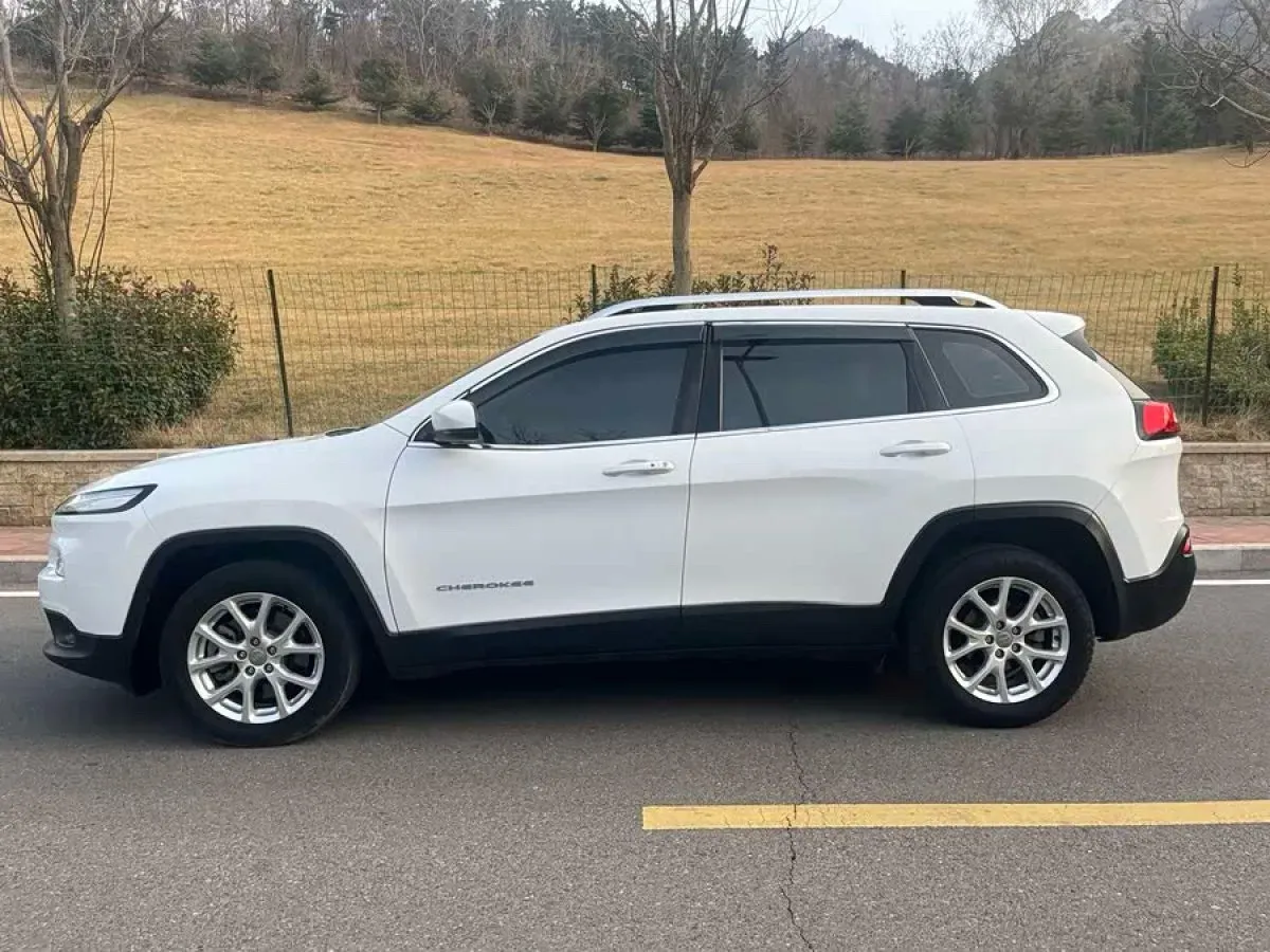 2017 Jeep Cherokee 2.4L 175HP L4 9AT,autocango,china used car exporter,china ev exporter,chinese used car exporter,chinese used ev exporter