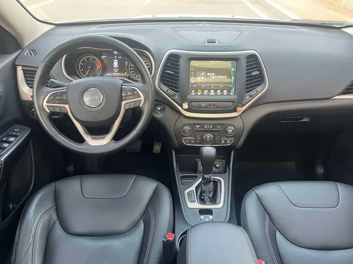 2017 Jeep Cherokee 2.4L 175HP L4 9AT,autocango,china used car exporter,china ev exporter,chinese used car exporter,chinese used ev exporter