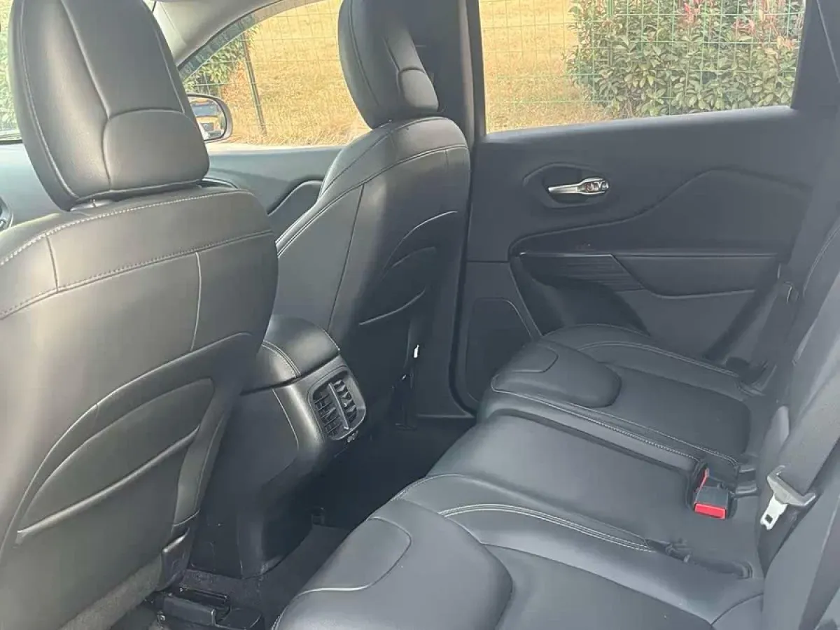 2017 Jeep Cherokee 2.4L 175HP L4 9AT,autocango,china used car exporter,china ev exporter,chinese used car exporter,chinese used ev exporter