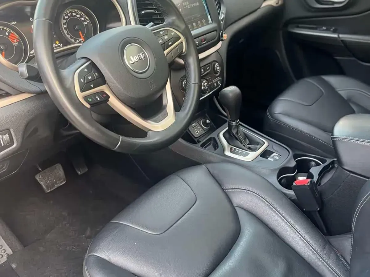 2017 Jeep Cherokee 2.4L 175HP L4 9AT,autocango,china used car exporter,china ev exporter,chinese used car exporter,chinese used ev exporter