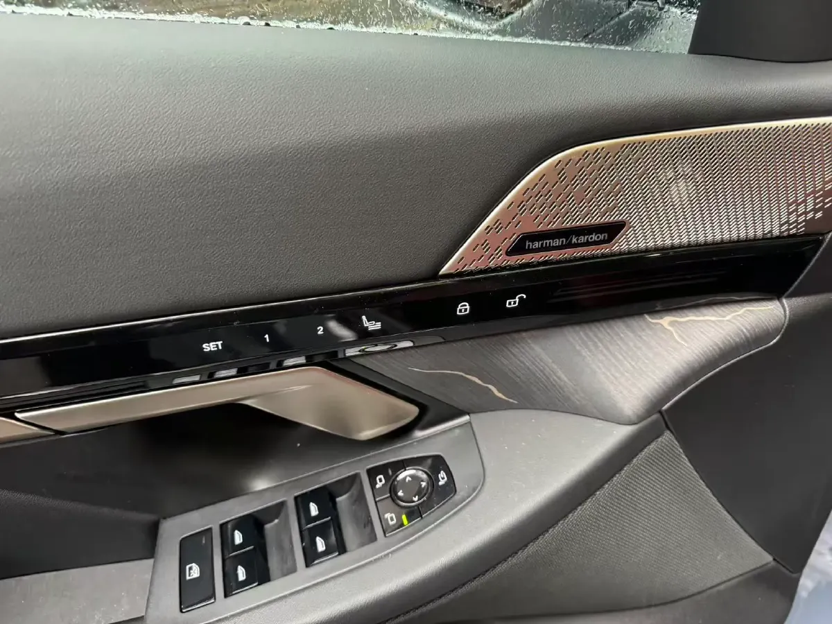 2024 BMW 5 Series 2.0T 190HP L4 8AT,autocango,china used car exporter,china ev exporter,chinese used car exporter,chinese used ev exporter