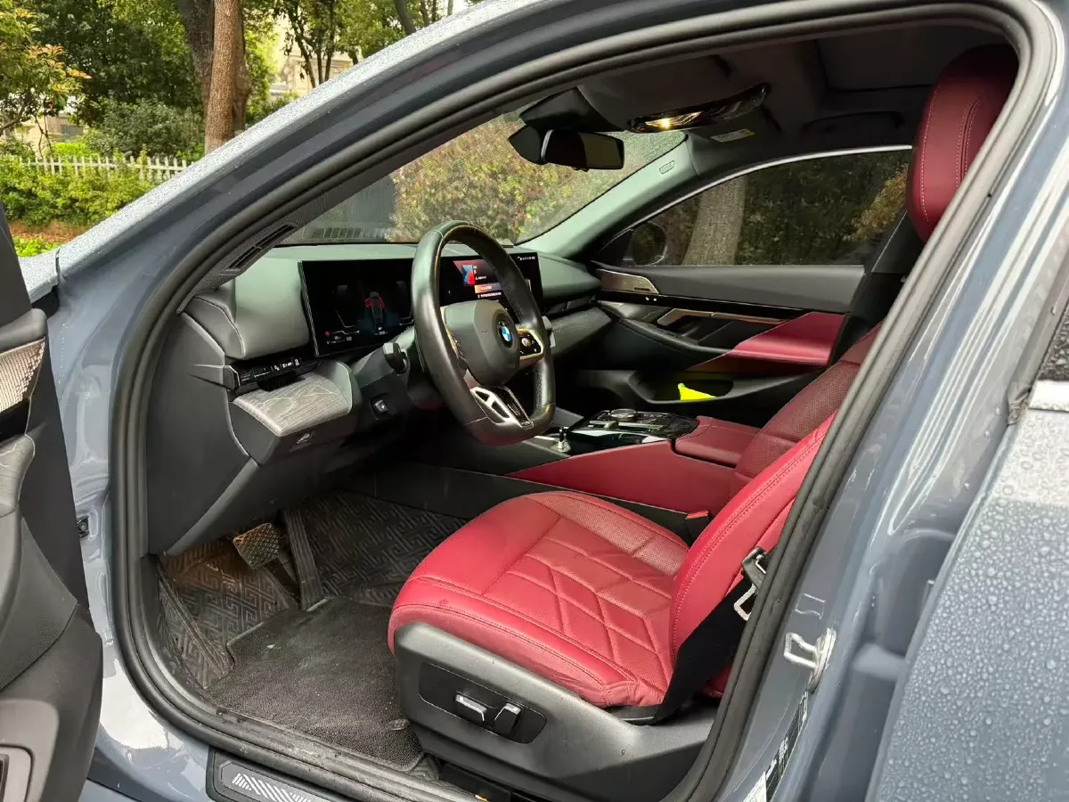 2024 BMW 5 Series 2.0T 190HP L4 8AT,autocango,china used car exporter,china ev exporter,chinese used car exporter,chinese used ev exporter