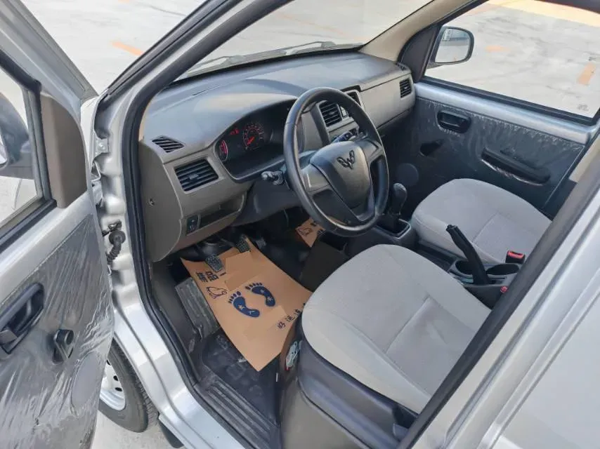 2022 WuLing RongGuang S 1.2L 76HP L4 5MT,autocango,china used car exporter,china ev exporter,chinese used car exporter,chinese used ev exporter