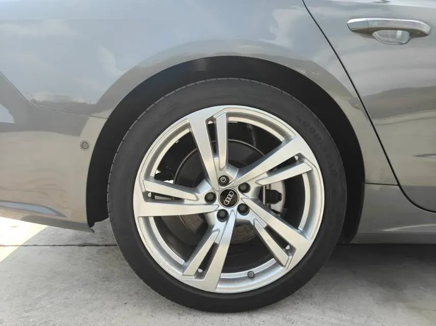 2024 Audi A7L 2.0T 245HP L4 7DCT,autocango,china used car exporter,china ev exporter,chinese used car exporter,chinese used ev exporter