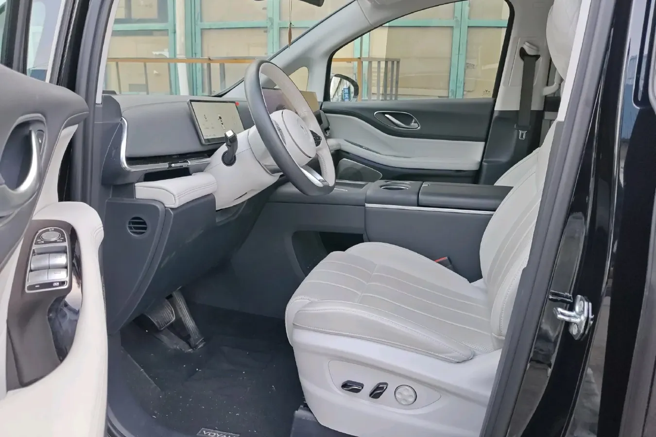 2025 Voyah Dream 1.5T 150HP L4 PHEV 41.7KWH,autocango,china used car exporter,china ev exporter,chinese used car exporter,chinese used ev exporter