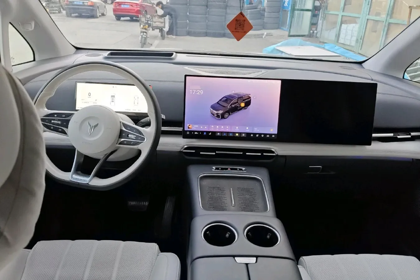 2025 Voyah Dream 1.5T 150HP L4 PHEV 41.7KWH,autocango,china used car exporter,china ev exporter,chinese used car exporter,chinese used ev exporter