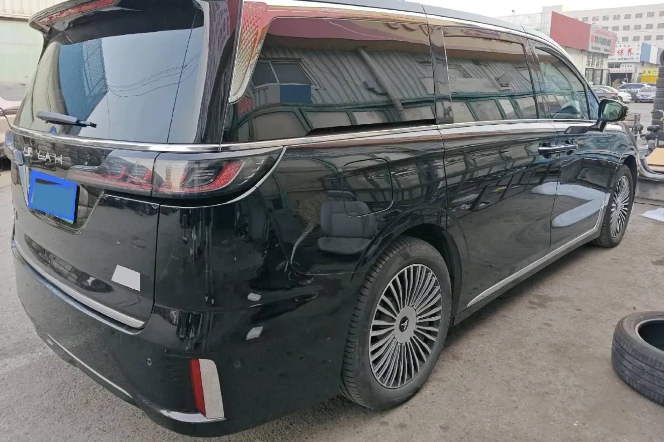 2025 Voyah Dream 1.5T 150HP L4 PHEV 41.7KWH,autocango,china used car exporter,china ev exporter,chinese used car exporter,chinese used ev exporter