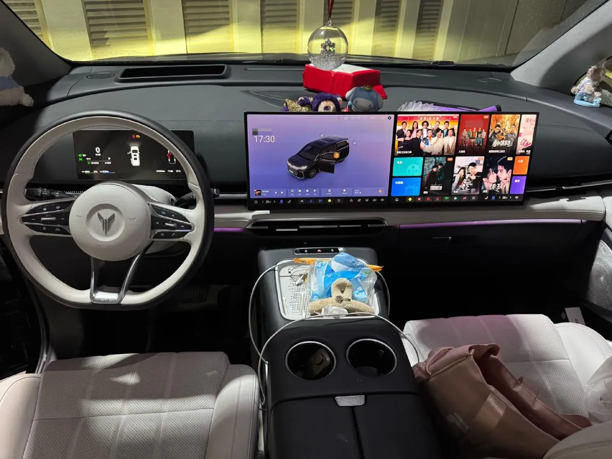 2025 Voyah Dream 1.5T 150HP L4 PHEV 41.7KWH,autocango,china used car exporter,china ev exporter,chinese used car exporter,chinese used ev exporter