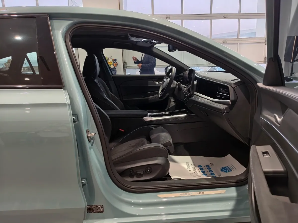 2025 Volkswagen Passat 2.0T 220HP L4 7DCT,autocango,china used car exporter,china ev exporter,chinese used car exporter,chinese used ev exporter