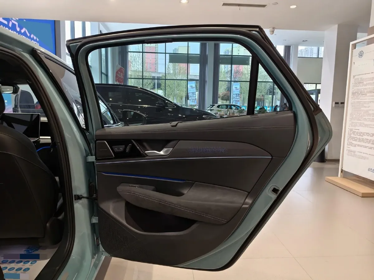 2025 Volkswagen Passat 2.0T 220HP L4 7DCT,autocango,china used car exporter,china ev exporter,chinese used car exporter,chinese used ev exporter