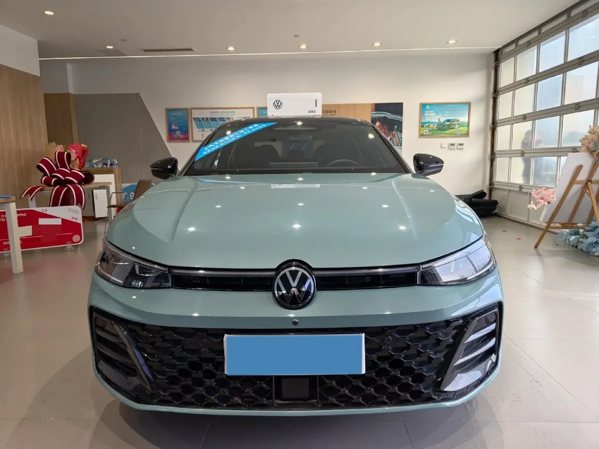 2025 Volkswagen Passat 2.0T 220HP L4 7DCT,autocango,china used car exporter,china ev exporter,chinese used car exporter,chinese used ev exporter