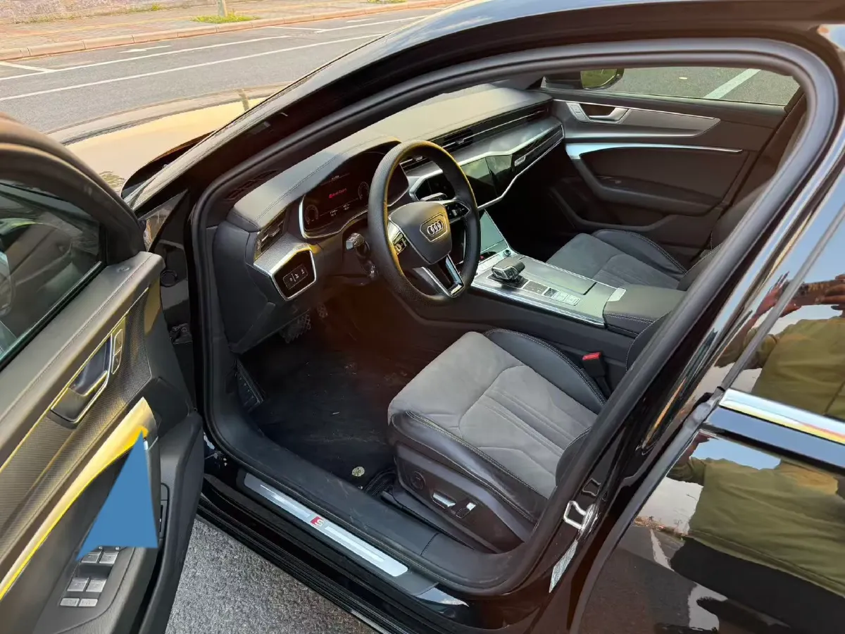 2023 Audi A6L 2.0T 245HP L4 7DCT,autocango,china used car exporter,china ev exporter,chinese used car exporter,chinese used ev exporter