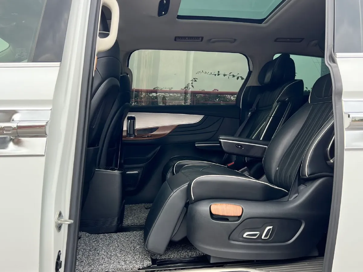 2021 Roewe iMAX8 2.0T 234HP L4 8AT,autocango,china used car exporter,china ev exporter,chinese used car exporter,chinese used ev exporter