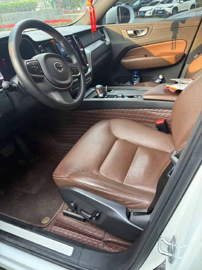 2023 Volvo XC60 2.0T 250HP L4 8AT,autocango,china used car exporter,china ev exporter,chinese used car exporter,chinese used ev exporter