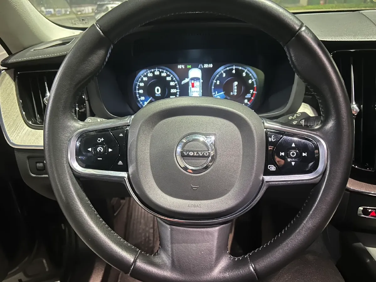 2020 Volvo XC60 2.0T 254HP L4 8AT,autocango,china used car exporter,china ev exporter,chinese used car exporter,chinese used ev exporter