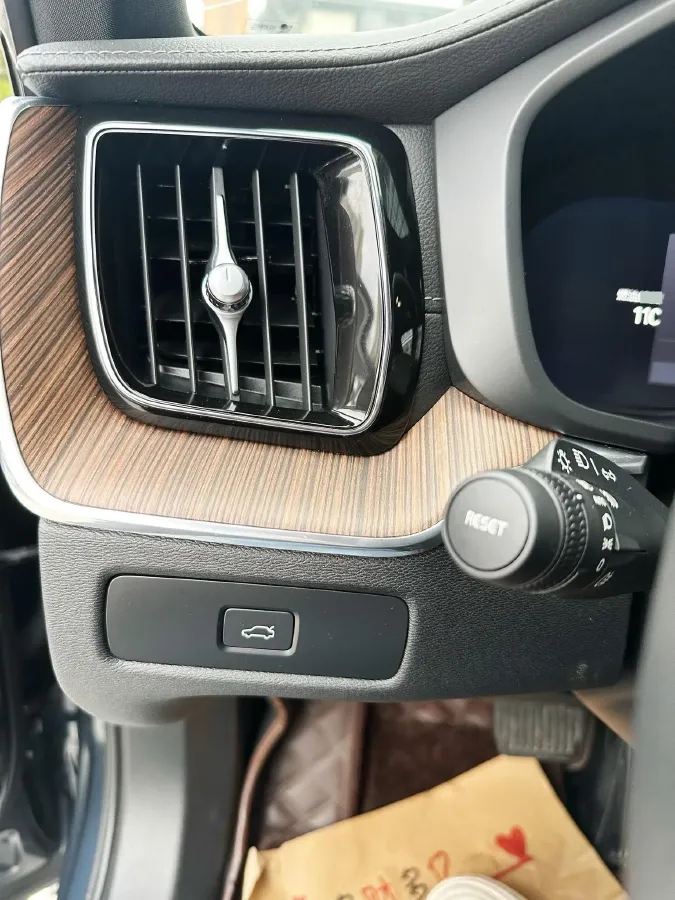 2023 Volvo XC60 2.0T 250HP L4 8AT,autocango,china used car exporter,china ev exporter,chinese used car exporter,chinese used ev exporter