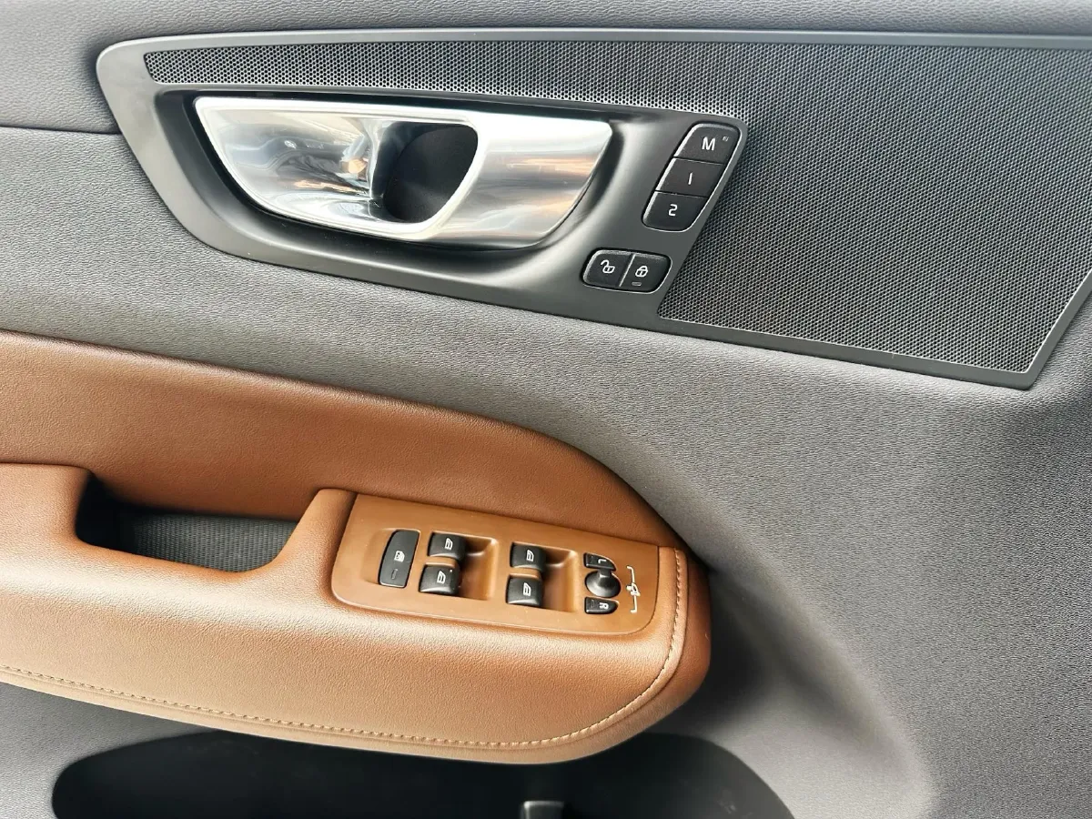 2023 Volvo XC60 2.0T 250HP L4 8AT,autocango,china used car exporter,china ev exporter,chinese used car exporter,chinese used ev exporter