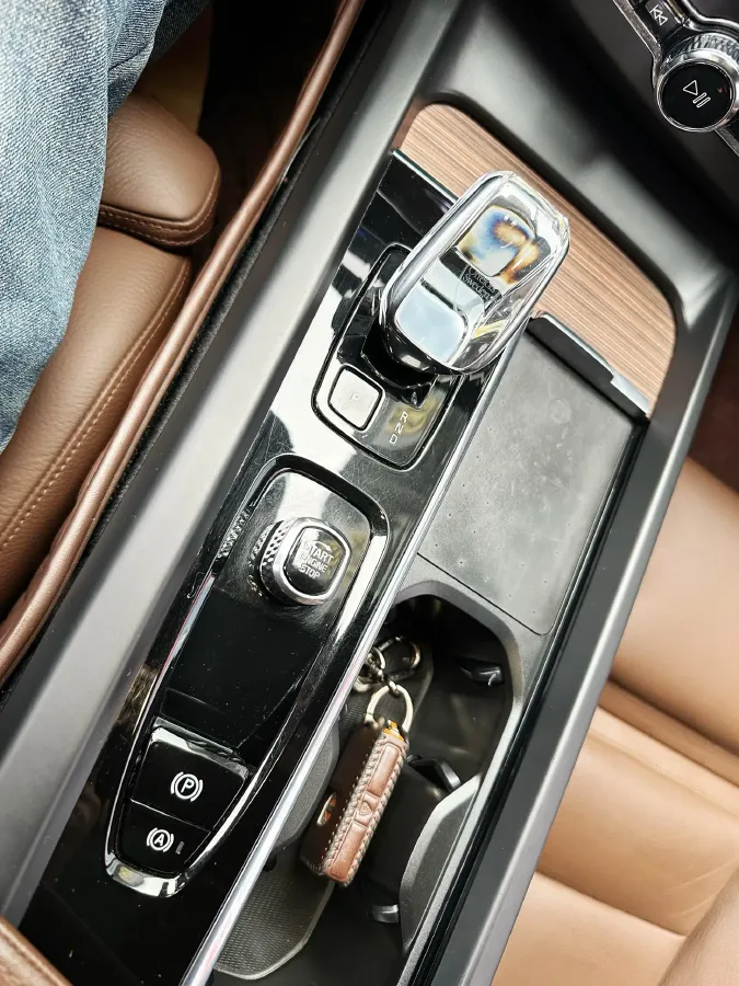 2023 Volvo XC60 2.0T 250HP L4 8AT,autocango,china used car exporter,china ev exporter,chinese used car exporter,chinese used ev exporter