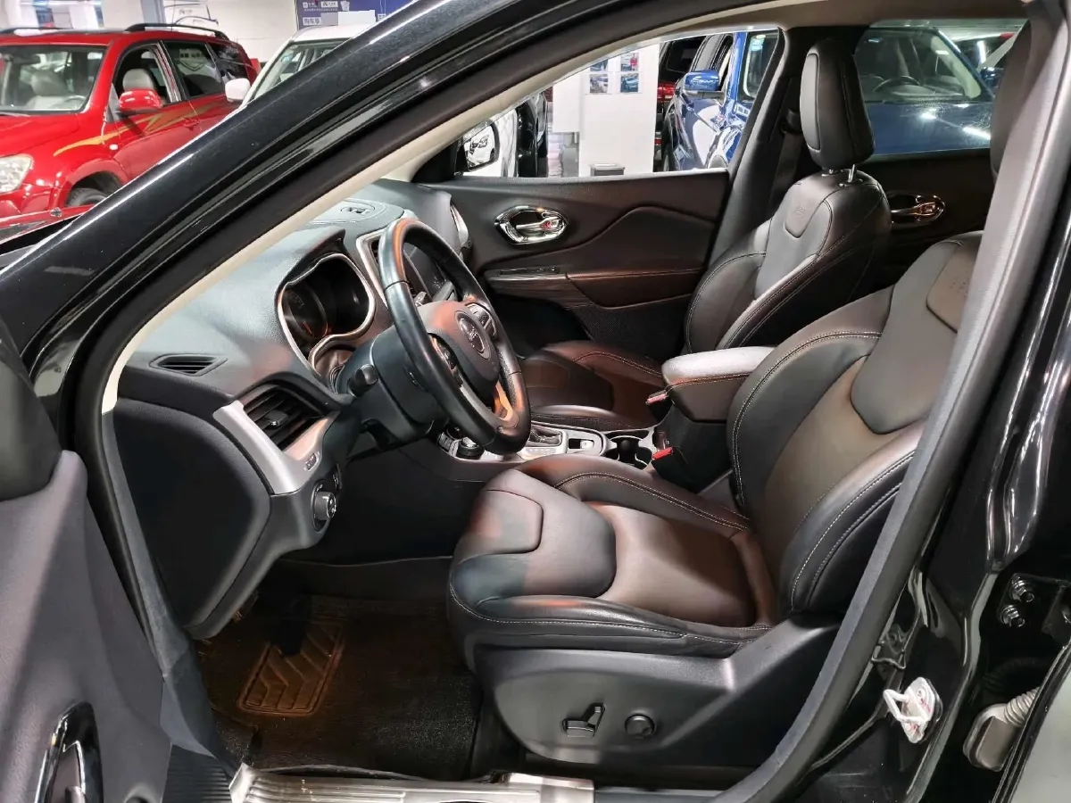 2017 Jeep Cherokee 2.4L 175HP L4 9AT,autocango,china used car exporter,china ev exporter,chinese used car exporter,chinese used ev exporter