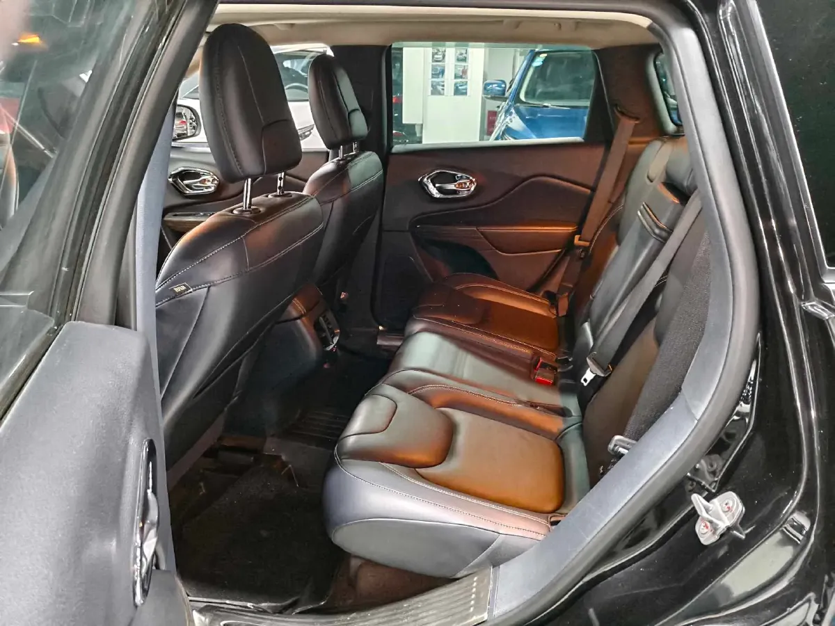 2017 Jeep Cherokee 2.4L 175HP L4 9AT,autocango,china used car exporter,china ev exporter,chinese used car exporter,chinese used ev exporter