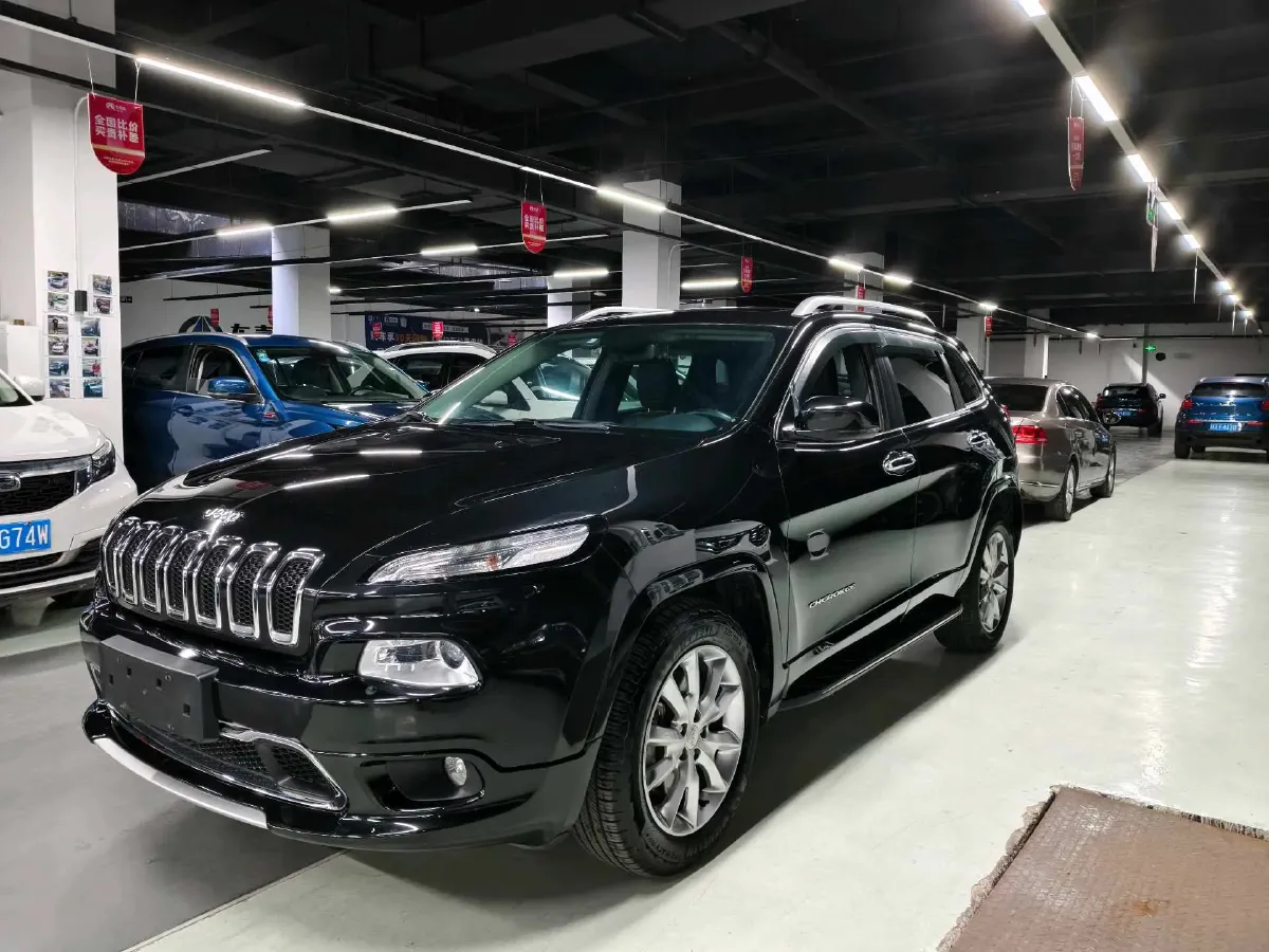 2017 Jeep Cherokee 2.4L 175HP L4 9AT,autocango,china used car exporter,china ev exporter,chinese used car exporter,chinese used ev exporter