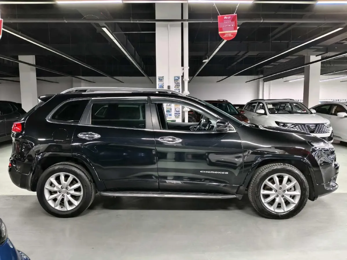 2017 Jeep Cherokee 2.4L 175HP L4 9AT,autocango,china used car exporter,china ev exporter,chinese used car exporter,chinese used ev exporter