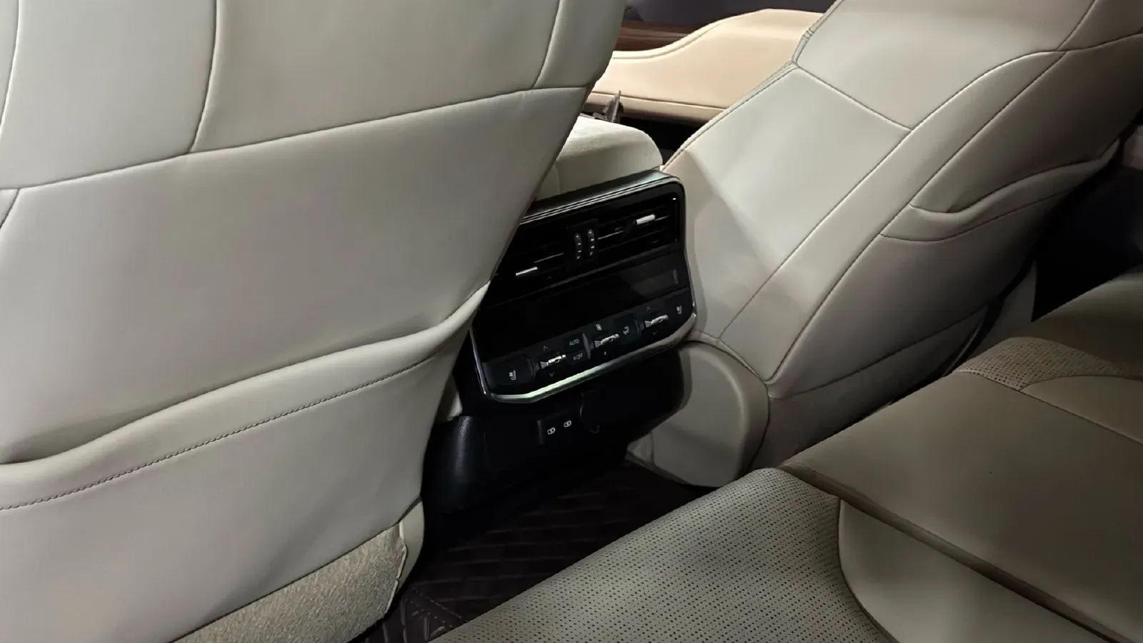 2022 Toyota Land Cruiser 3.4T 415HP V6 10AT,autocango,china used car exporter,china ev exporter,chinese used car exporter,chinese used ev exporter